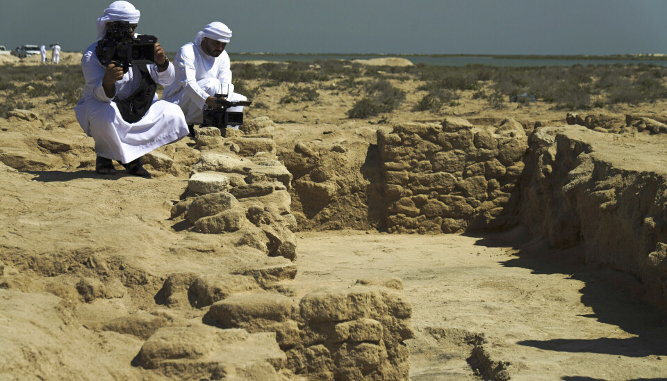 Journalister filmer ruinene som er avdekket på Siniyah-øya i Umm al-Quwain, De forente arabiske emirater Her har arkeologer funnet den eldste perlebyen i Persiabukta – fra førislamsk tid.