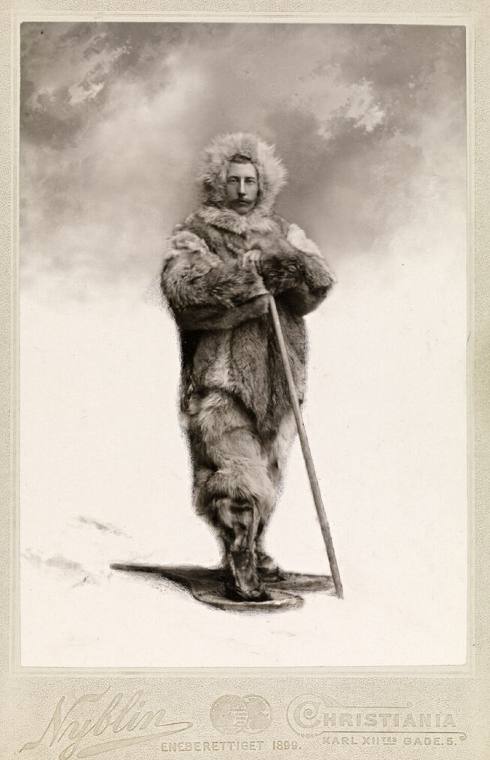 Roald Amundsen var en norsk polfarer. Han brukte tradisjonelle snøbriller på turene sine. Bildet er tatt i 1899.