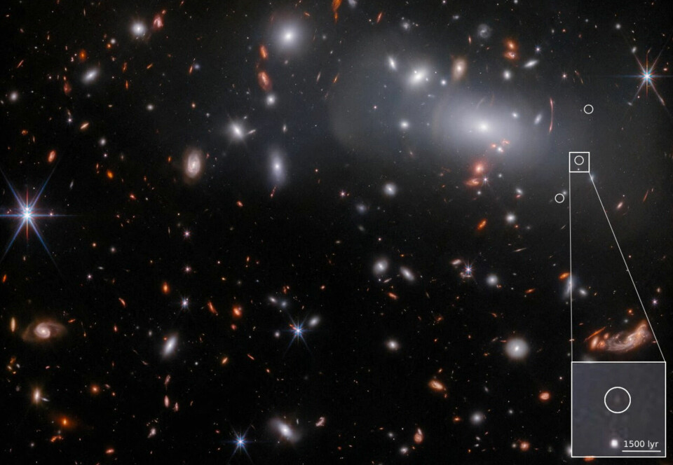Her ser du et glimt av sterkt forstørrede galaksen fra rundt 510 millioner år etter Big Bang. Galaksene er forstørret og fordreid av en kraftig gravitasjonslinse, galaksehopen kalt RX J2129. Den kraftige tyngdekraften gjør lyset bøyes og vris, og de samme galaksene vises på tre forskjellige steder, som de hvite rammene viser.