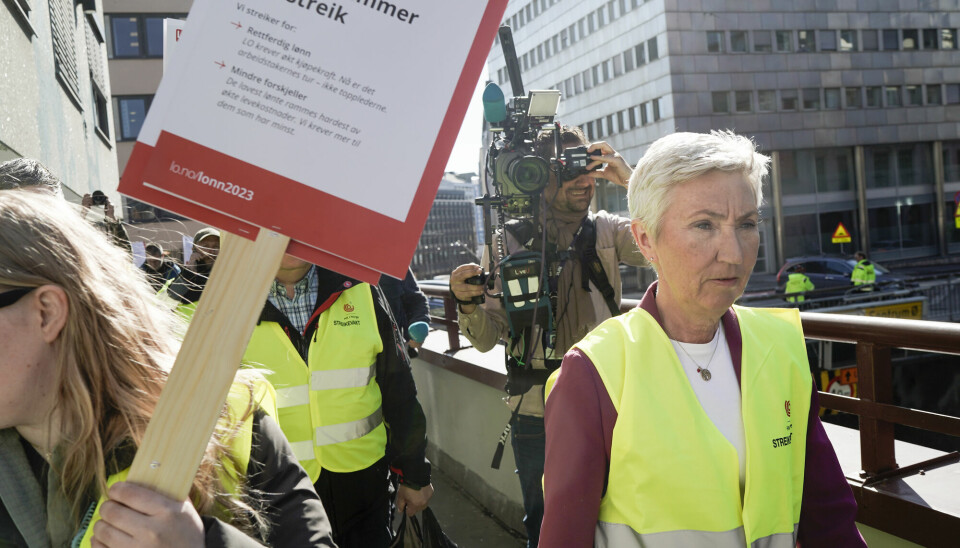 LO-leder Peggy Hessen Følsvik blant streikende bygnings- og anleggsarbeidere på Youngstorget i Oslo mandag.