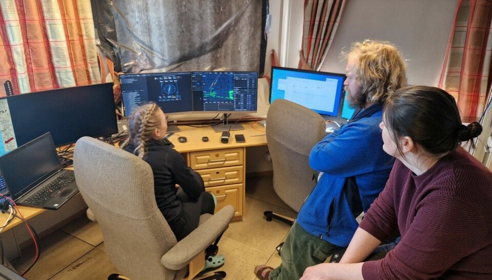AUV-pilot Lene, havforsker Kyrre og toktleder Rebecca følger spent med på et autonomt dykk fra operatørrommet på FF «G.O. Sars».
