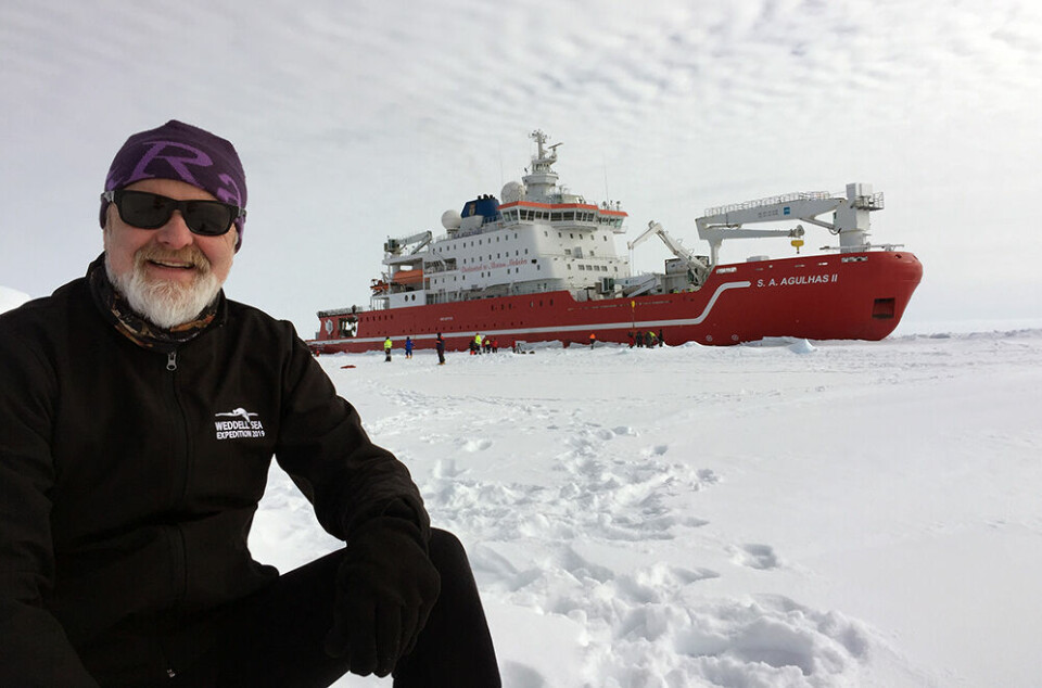 NGU-forsker Dag Ottesen ved siden av isbryteren FF «S.A. Aghulas II» i 2019.
