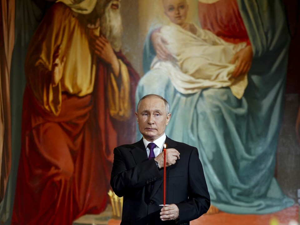 Her gjør Vladimir Putin korsets tegn under et besøk i Frelseren Kristus-katedralen i Moskva nå i den russiske påsken 2023.