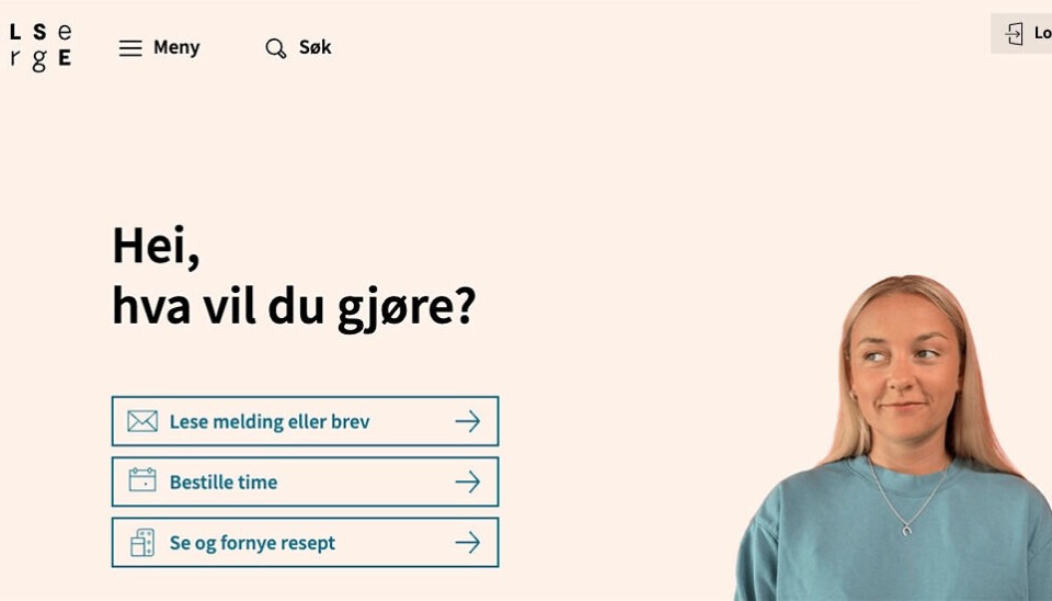 Ung jente kikker bort på tekst med ulike valg i nettportal.