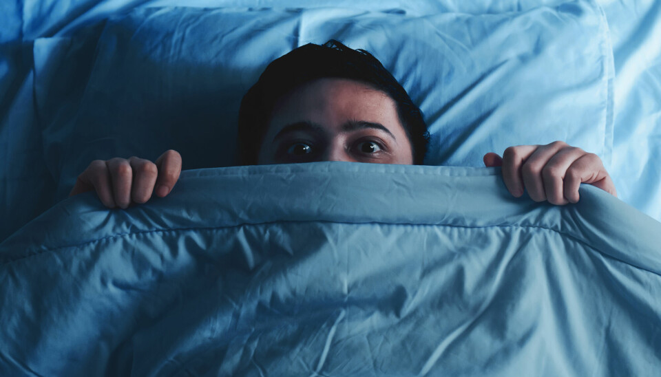 Søvnparalyse kan være skummelt. Søvnforsker sier det er helt naturlig å bli redd den første gangen det skjer.