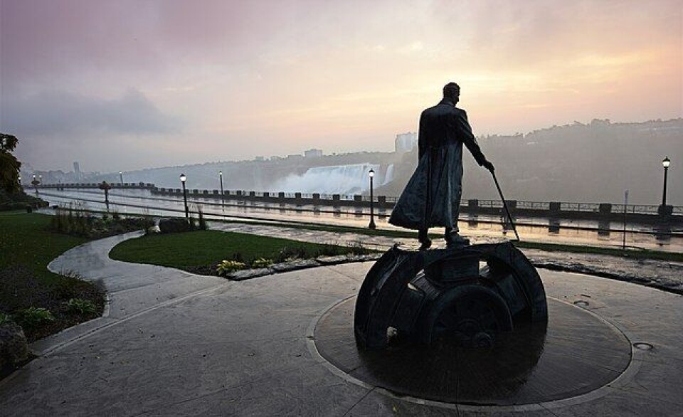 Tesla har fått en statue ved Niagara Falls i Canada, der han var med å etablere et stort kraftverk.