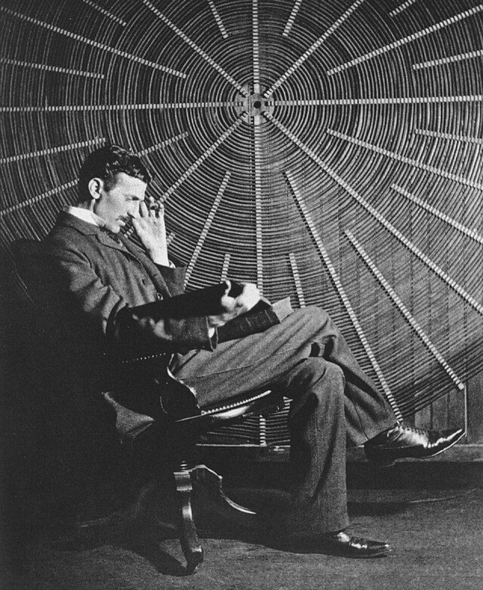 Nikola Tesla foran ett av sine svært mange apparater.