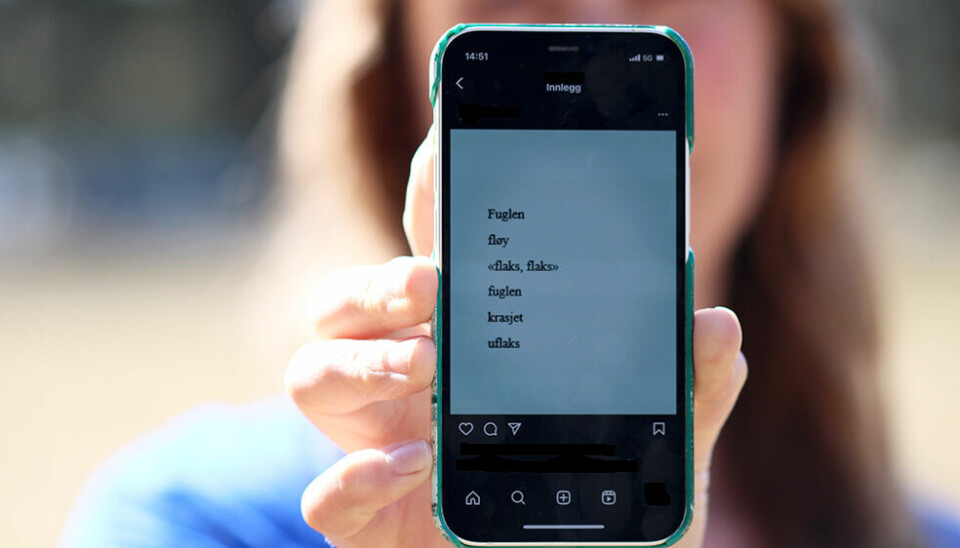A woman holds her phone up in front of her face, displaying a short poem in Norwegian.