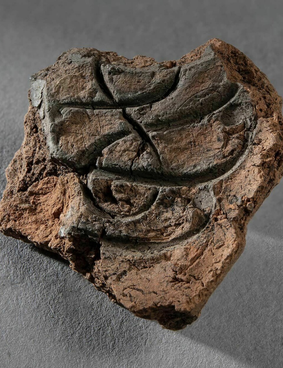 Denne biten av en støpeform viser at urnesspenner ble masseprodusert i Trondheim på 1000-tallet.