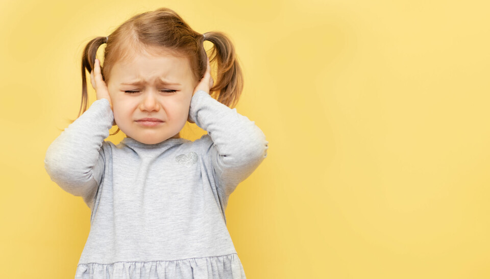 Personer med misofoni kan bli sinte av å høre noen smatte, drikke og kremte. Noen ganger kan det hjelpe å holde seg for ørene for å slippe å høre på de irriterende lydene.