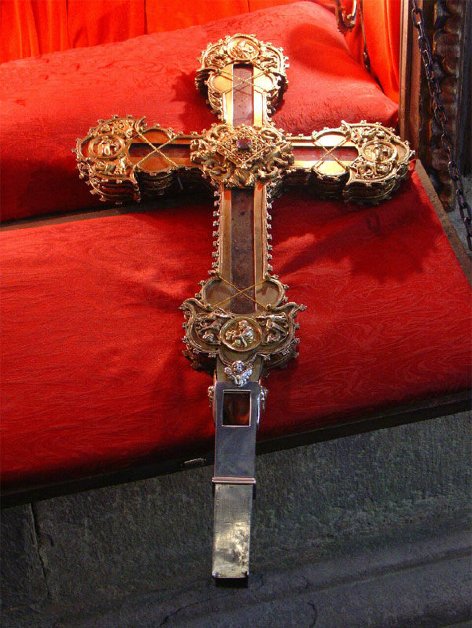 Dette korset har også påmontert to fliser fra «Det sanne kors», men er ikke det samme som skal brukes av kong Charles under kroningen.