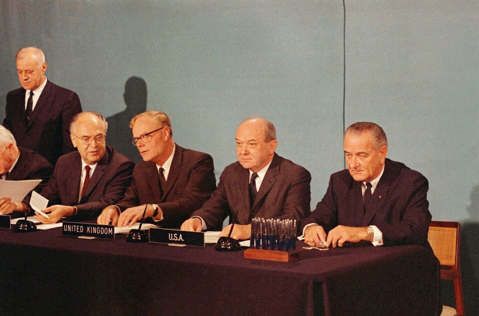 Her skal Romtraktaten underskrives i 1967. USAs president Lyndon B. Johnson til høyre i bildet.