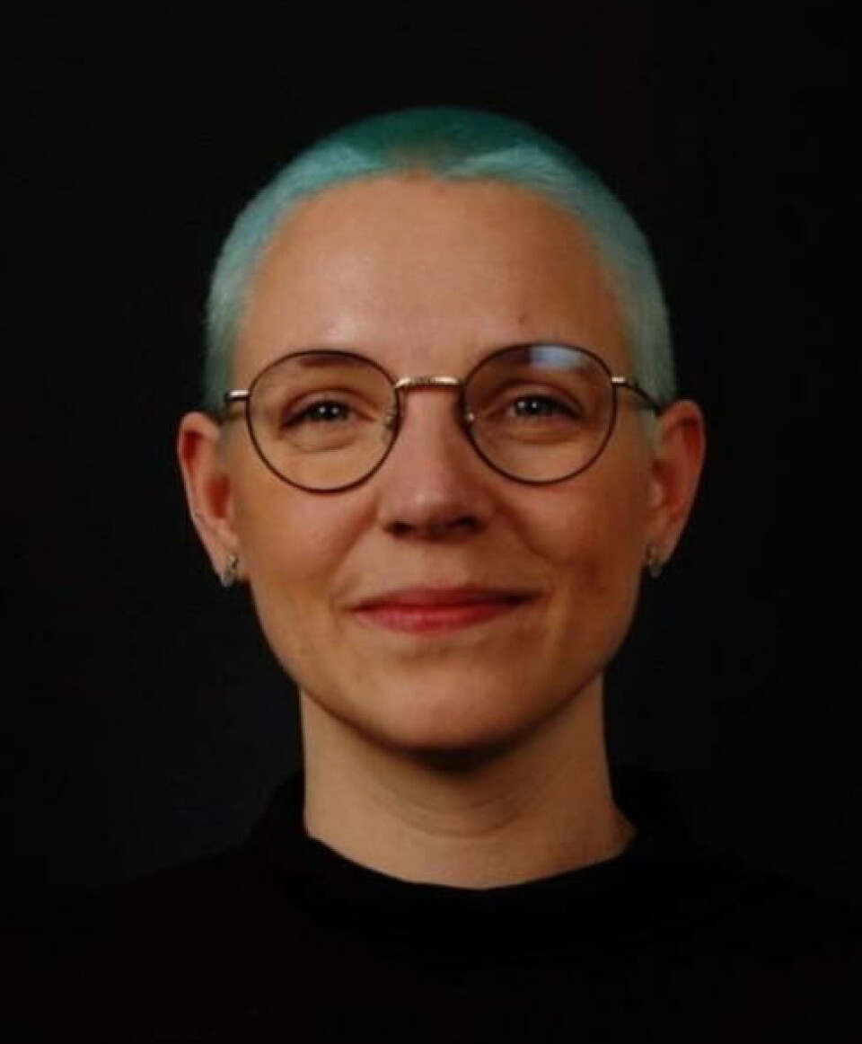 – Når forbrukeren tror at fibrene er bærekraftige, er det mindre vilje til å redusere klesforbruket, sier Anna Sigaard. Portrett av forsker Anna Siga