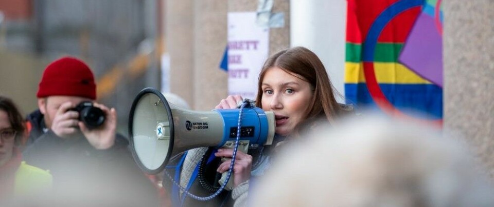 Å bli sett, hørt og lyttet til gir en opplevelse av å meste politikk. På bildet demonstrerer Ella Marie Hætta Isaksen sammen med Natur og Ungdom mot vindturbinene på Fosen vinteren 2023.