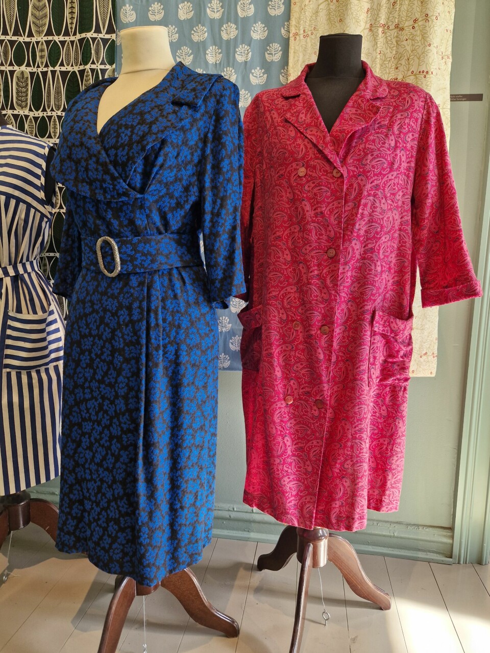 Bomullsklær var billigere å lage enn de gamle ullplaggene. De var slitesterke - og fine. Kjoler sydd på 1950-tallet med stoff fra Knud Graahs veveri, utstilt på Arbeidermuseet på Sagene i Oslo.