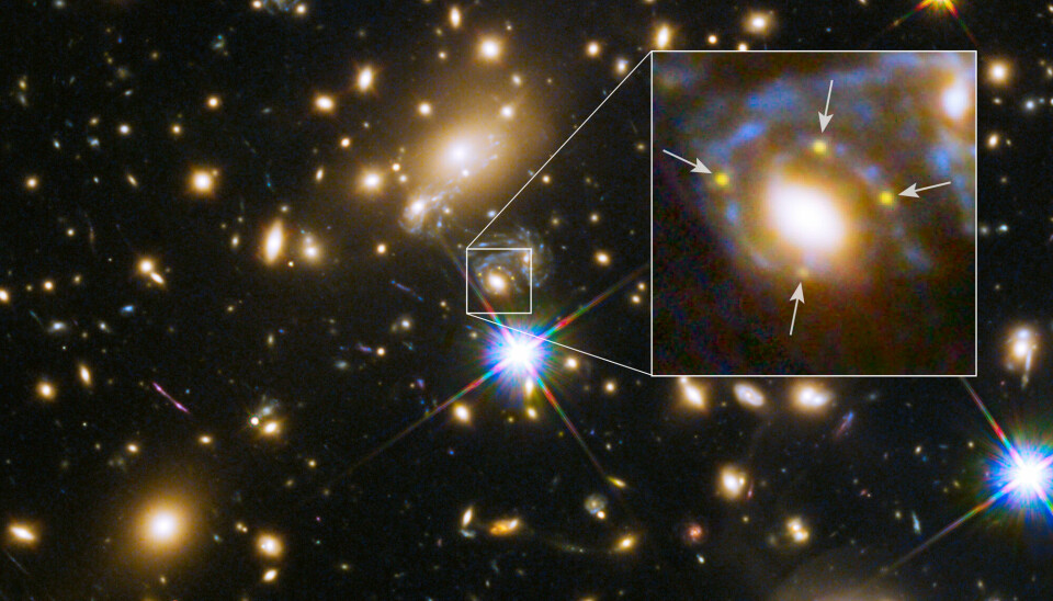 Her kan du se supernovaen oppkalt etter Sjur Refsdal. Det er bare en stjerneeksplosjon, men på grunn av gravitasjonslinse-effekten dukket den samme supernovaen opp fire ganger (markert med piler) rundt galaksehopen kalt MACS J1149.6+2223 i 2014.