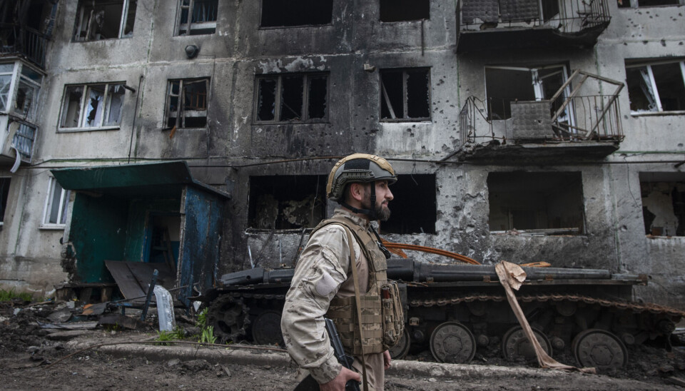 Nupi-forsker Karsten Friis tror det blir langt mer krevende for Ukraina å ta tilbake russiskokkuperte områder denne gangen enn det var i høst. Her passerer en ukrainsk soldat restene etter et leilighetsbygg i Donetsk-regionen, hvor det har vært harde kamper.