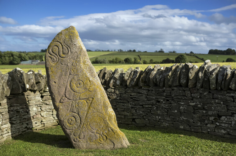 Denne steinen med piktiske symboler står i Aberlemno på østsiden av Skottland.