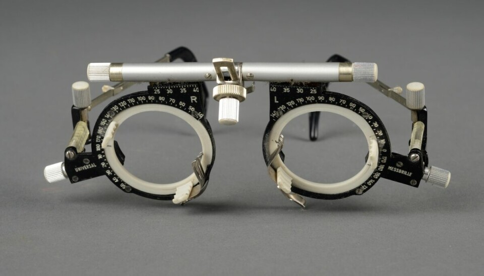 På midten av 1900-tallet ville du prøvd ulike brilleglass fra en brillekasse ved hjelp av denne innfatningen.