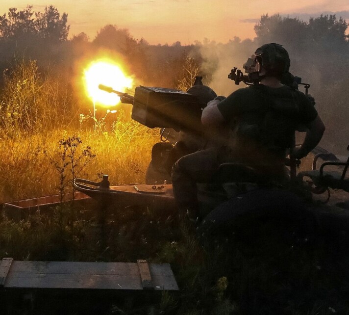 En ukrainsk militær avfyrer antiluftskyts i utkanten av byen Kharkiv i august 2022