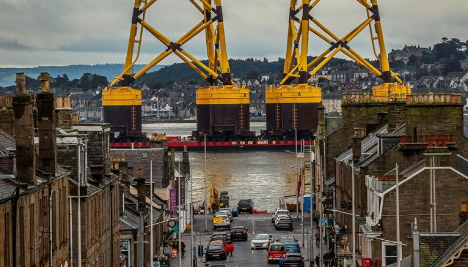 Lekter med 70 m høye fundamenter til Seagreen vindparken passerer Broughty Ferry utenfor Dundee, Skottland.