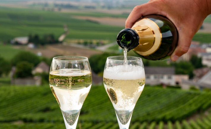 Har du lagt merke til at boblene i champagne og annen musserende vin stiger som loddrette tråder i glasset? Nå har forskere funnet årsaken.