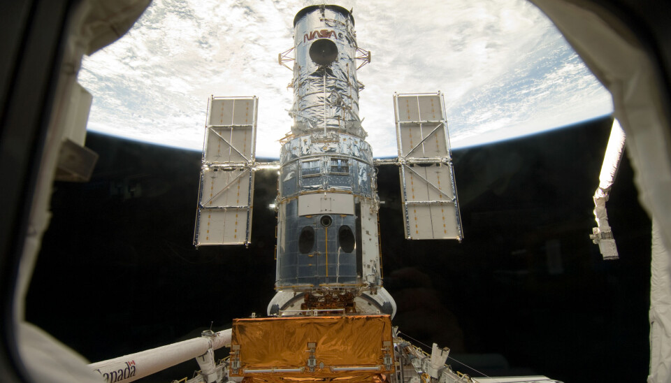 Hubble-teleskopet sett fra romfergen under det siste service-oppdraget, utført av astronautene ombord på romfergen Atlantis. Dette oppdraget ble utført i 2009.