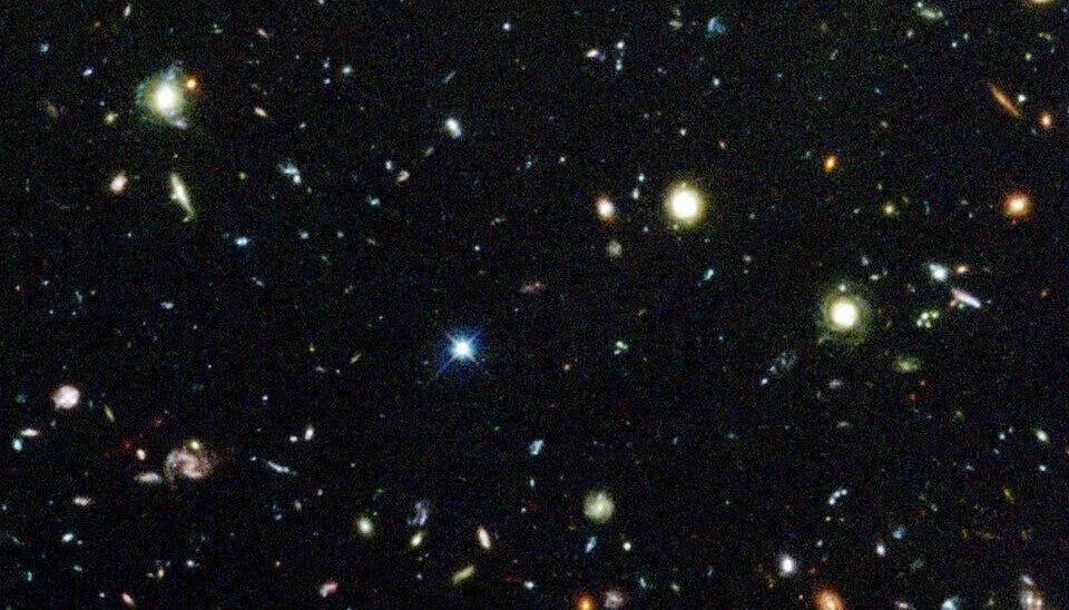 Her ser Hubble langt bakover i unversets historie, samtidig som at teleskopet ser svært mange galakser - i en ørliten flik av nattehimmelen. Det kalles Hubble Ultra deep field.