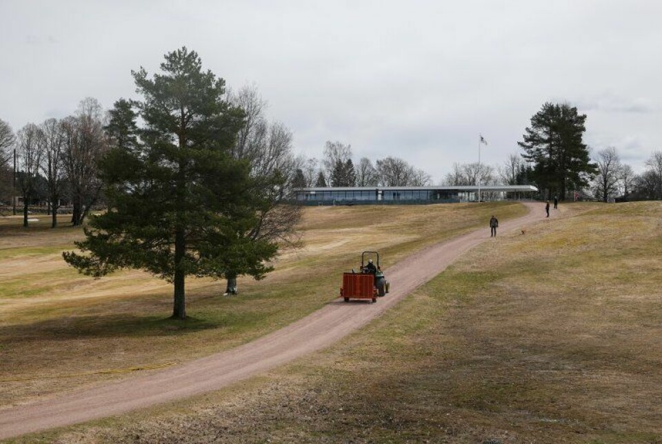 Oslo Golfklubb i slutten av april. Nå tester forskerne om tildekking av greenene kan redusere omfanget av vinterskader og gi tidligere sesongstart.