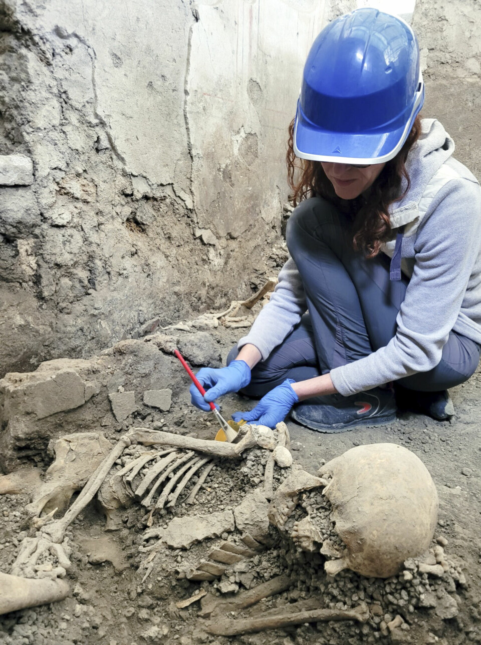 En arkeolog arbeider med et av skjelettene som er funnet nylig i Pompeii.
