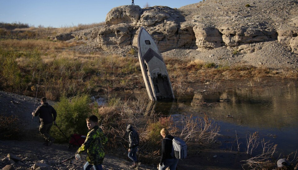En sunket båt som tidligere lå under vann i Lake Mead i USA i januar 2023.