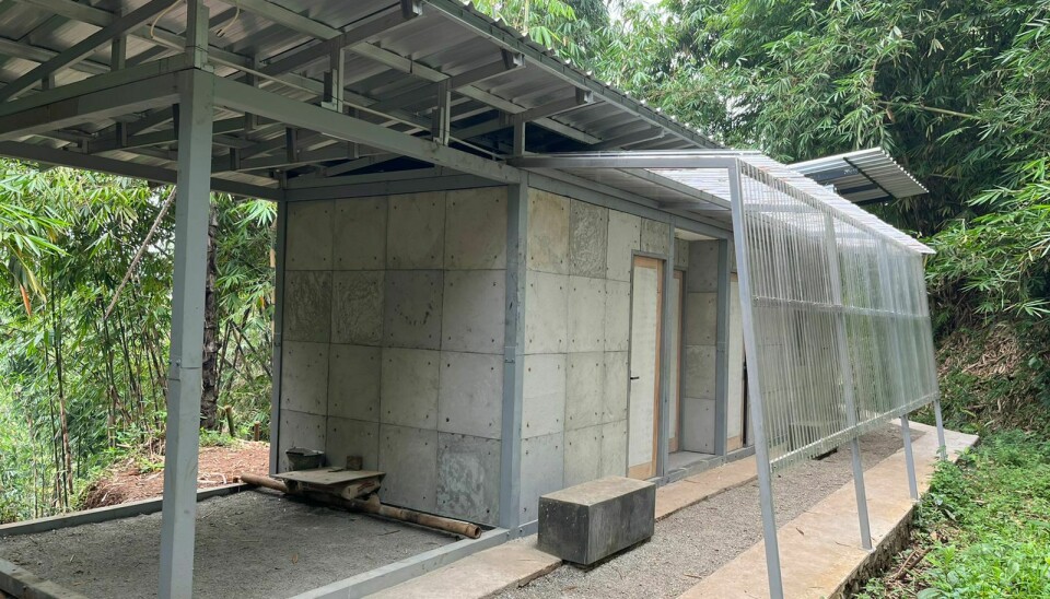 Et prototype-hus med en del bleier mikset inn i betongen. Huset er bygget i Indonesia.