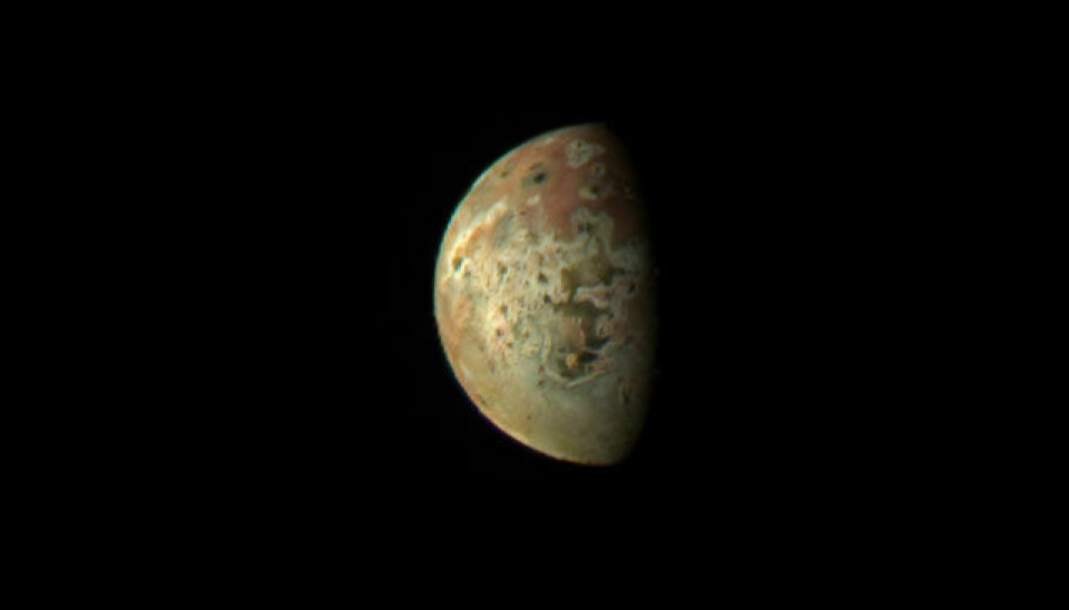 Den meget utrivelige overflaten på månen Io, sett av Juno i mai 2023.