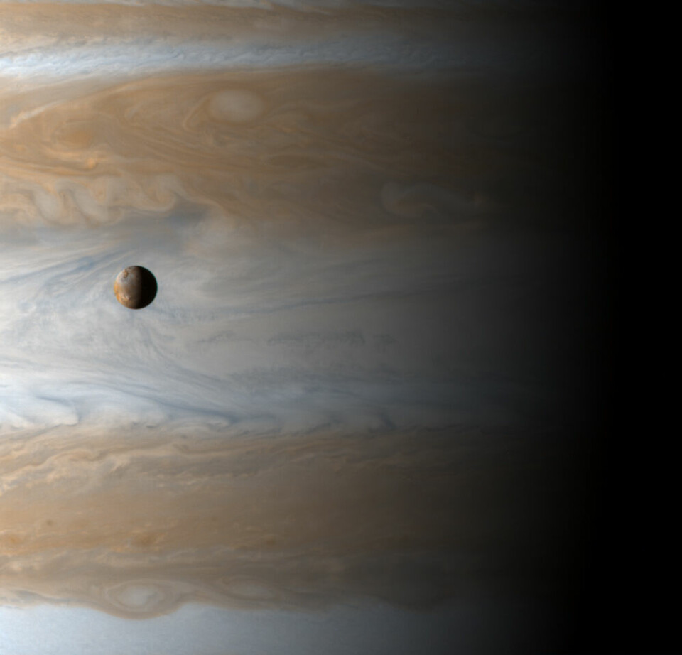 Cassini ser Io med Jupiter i bakgrunnen i 2001.