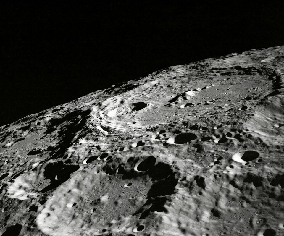 På månen er landskapet dekket med regolith – en blanding av støv, større partikler og fragmenter.