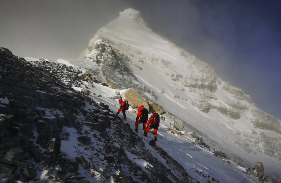 En gruppe kinesere er på vei til toppen av Mount Everest, også kjent lokalt som Mt. Qomolangma. Bildet er fra 27. mai 2020.