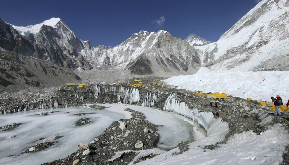 Telt er satt opp for klatrere på Khumbu-breen ved Everest base camp i Nepal. Bildet er fra april 2015.