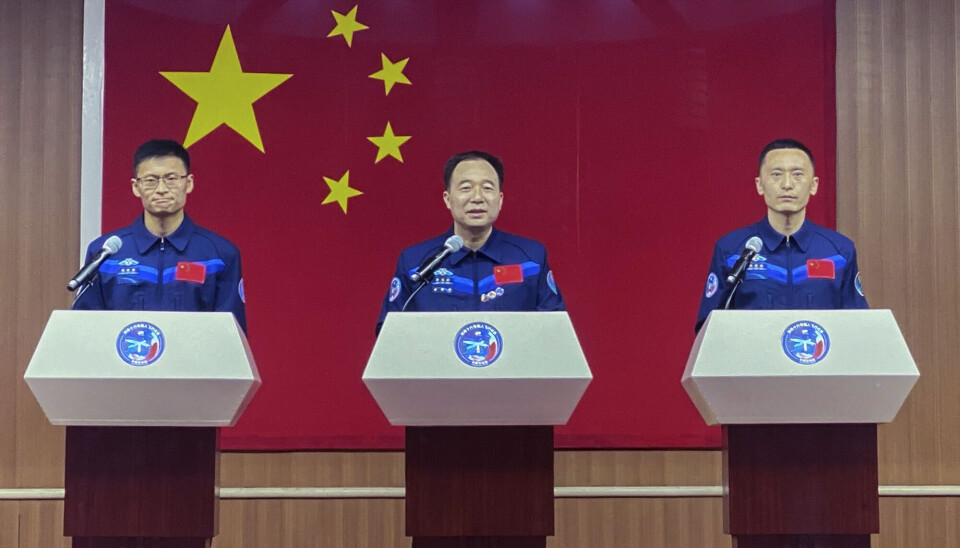 De tre astronautene reiser til verdensrommet tirsdag. Fra venstre: Gui Haichao, Jing Haipeng og Zhu Yangzhu på en pressekonferanse mandag.