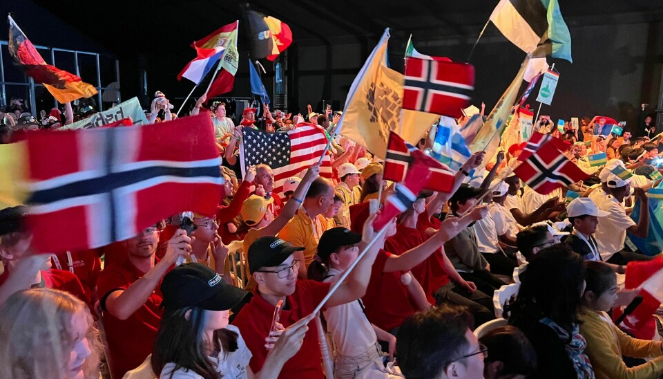 Det norske flagget vaiet i salen under åpningsseremonien på internasjonale finale i First Lego League.