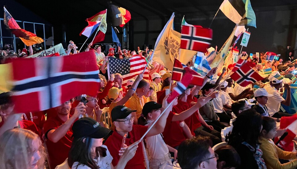 Det norske flagget vaiet i salen under åpningsseremonien på internasjonale finale i First Lego League. Det norske flagget vaiet i salen under åpningsseremonien på internasjonale finale i First Lego League.