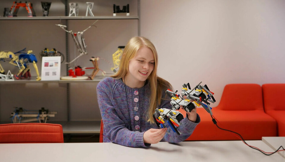 Emma Stensby Norstein bygger robotprototyper av lego for å sjekke at algoritmene fungerer i virkeligheten. Emma Stensby Norstein bygger robotprototyper av lego for å sjekke at algoritmene fungerer i virkeligheten.