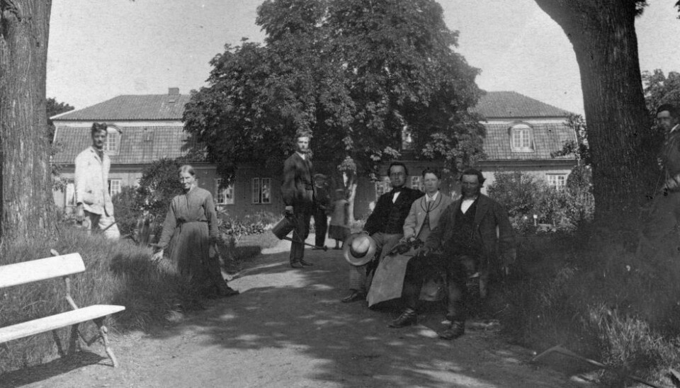 Frederik Schübeler var museumsdirektør for Botanisk hage mellom 1866-92. Han brukte hagene til å lære folk å dyrke selv. Her sitter han med hatten i hånden foran Tøyen hovedgård.