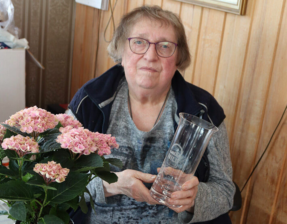 Stasjonsholder Lilly Stanescu fikk gave for sin lange og tro tjeneste for NILU og luftkvaliteten. Hun har tatt nedbørsprøver for å måle luftbåren forurensning i 50 år.