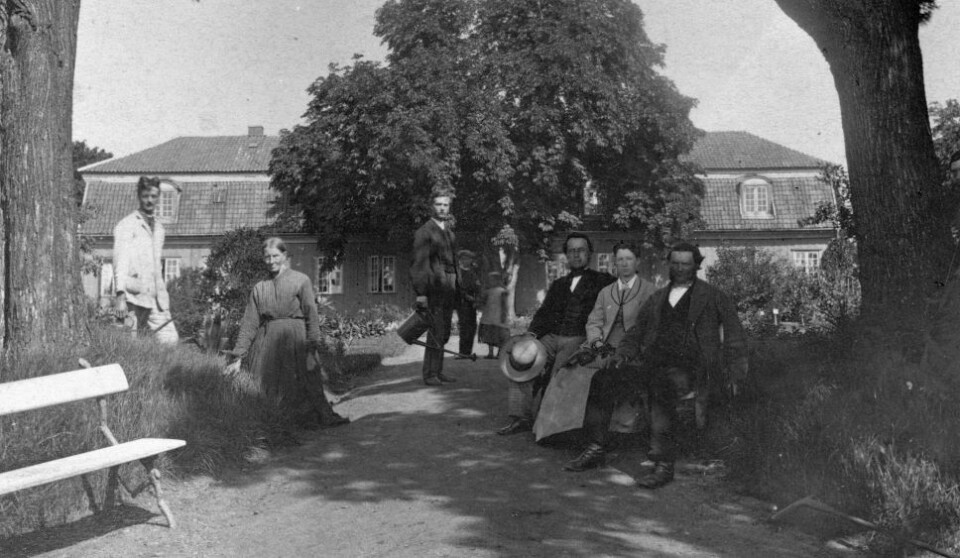 Frederik Schübeler was the museum director of the Botanical Garden between 1866-1892. He used the gardens to teach people how to cultivate their own produce. Here, sitting with a hat in his hands, in front of Tøyen Manor.