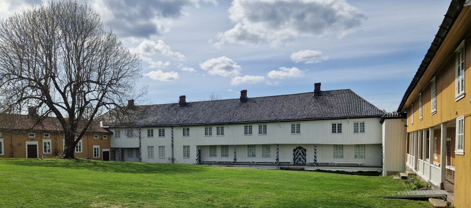I hovedhuset i Vestfossen i Øvre Eiker bodde ekteparet von Cappelen. I nabobygningene bodde tjenerskapet. Dem var det mange av. Det var 14 tjenestefolk, som gjorde alt fra kontorarbeid, ryddet, vasket, lagde mat og tok seg av hagen, parken, stallen og fjøset.