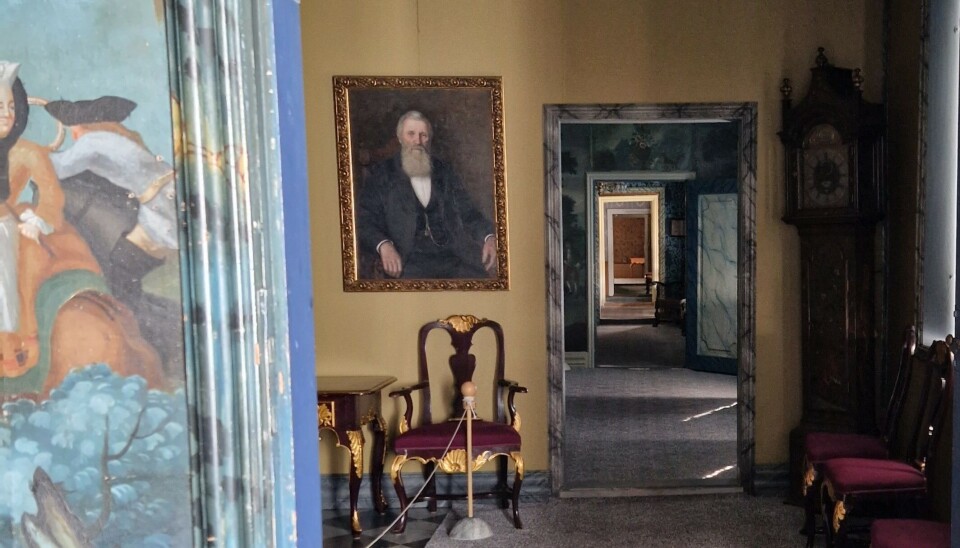 Huset er 50 meter langt med stuer på rekke og rad.