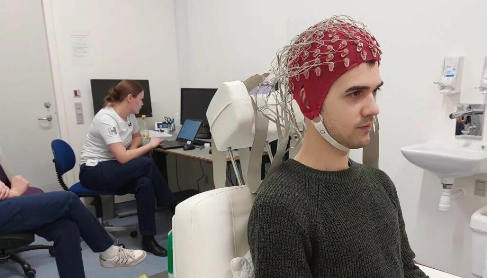 I denne artikkelen skal det handle om EEG – en over 100 år gammel hjerneskanningsmetode som lar forskerne følge hjernens aktivitet i høy tidsoppløsning. Men EEG har også sine svakheter.