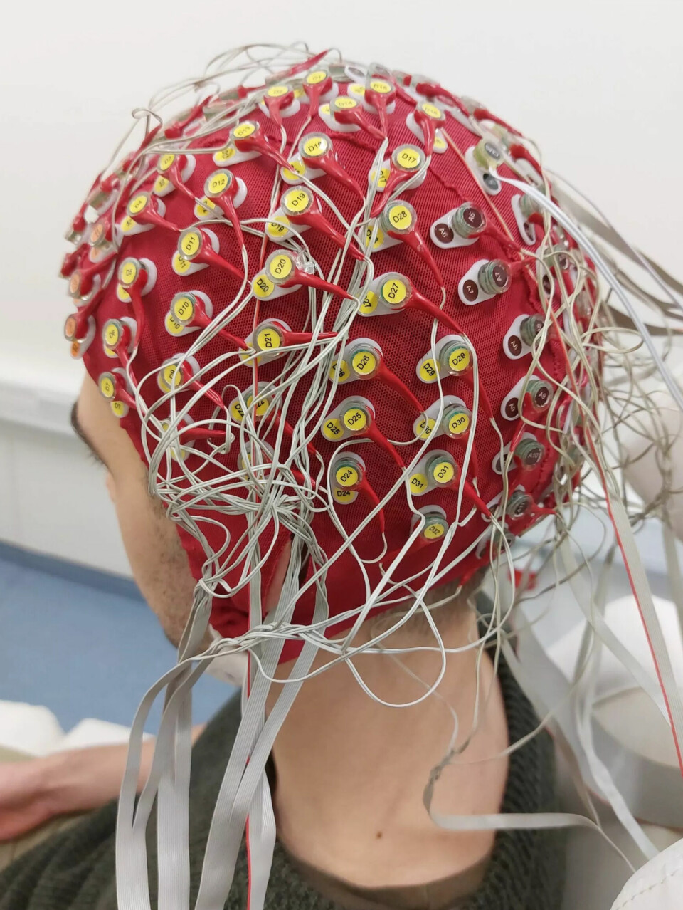 Ved en EEG-måling blir elektrodene satt fast i hullene på en såkalt EEG-hette slik at man er sikker på at dataen blir samlet fra identiske posisjoner på kraniet. Det er smart når man måler flere forsøksdeltakere i vitenskapelige forsøk.