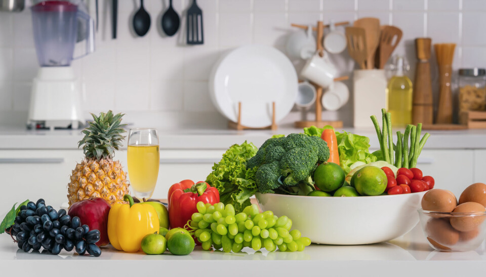 Grønnsaker og frukt på en kjøkkenbenk