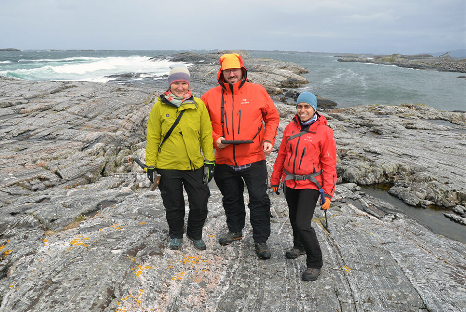 Geologene Ane K. Engvik, Johannes Jakob og Joya Tetreault på berg ut mot havet.